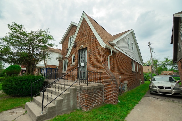 view of front of home with brick siding and driveway