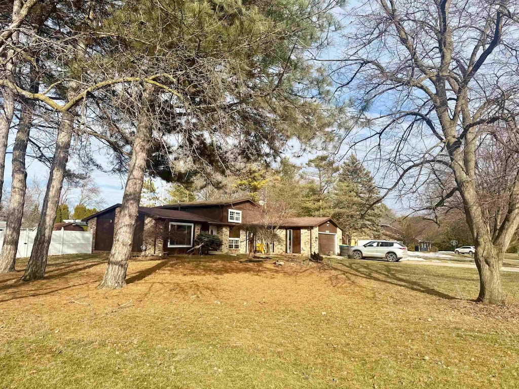 exterior space featuring a front lawn