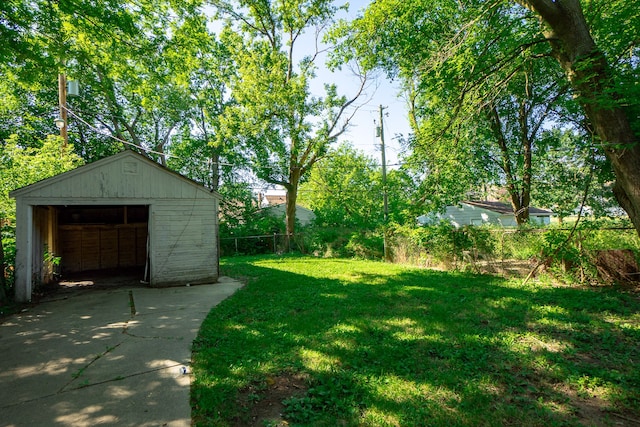 view of yard with a detached garage and an outdoor structure