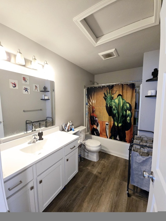 full bathroom with visible vents, toilet, shower / bath combo with shower curtain, vanity, and wood finished floors