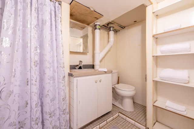 bathroom featuring tile patterned flooring, a shower with curtain, vanity, and toilet