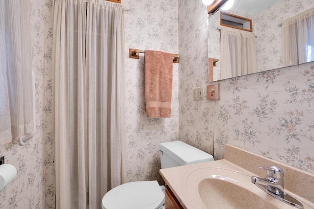 full bath featuring toilet, wallpapered walls, and curtained shower