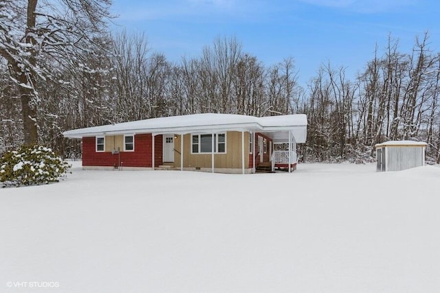 view of front of property featuring crawl space