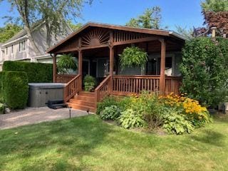 view of front of home with a front lawn