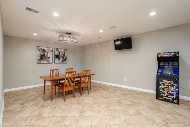 dining space featuring recessed lighting, visible vents, and baseboards