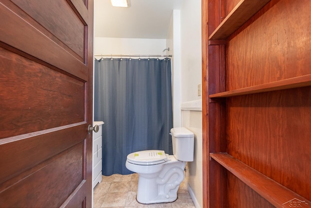 bathroom featuring a shower with shower curtain and toilet