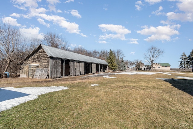 view of yard featuring a pole building and an outbuilding