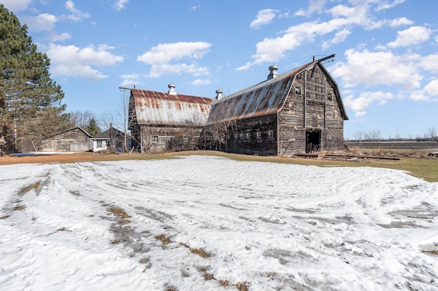 exterior space with a barn, a garage, an outdoor structure, and a gambrel roof