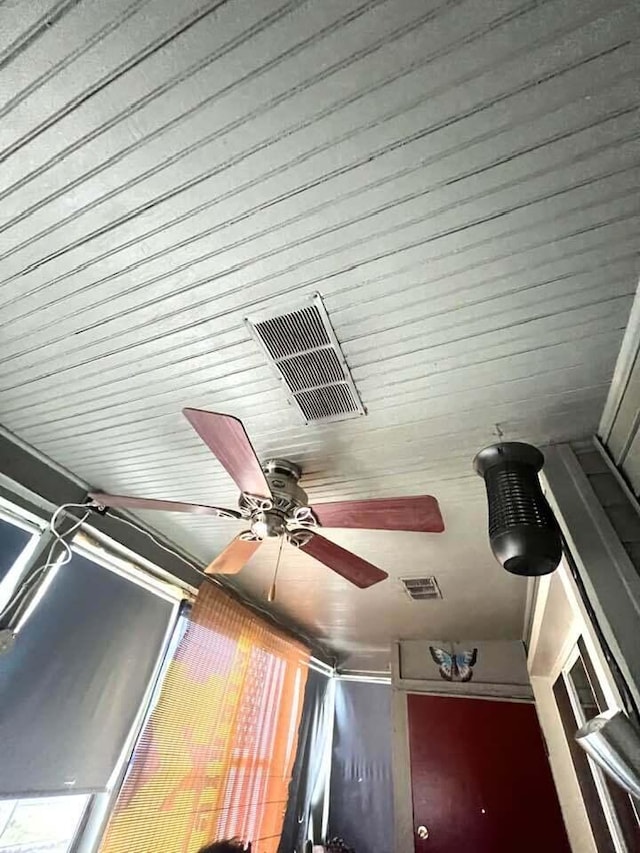 details featuring visible vents and a ceiling fan