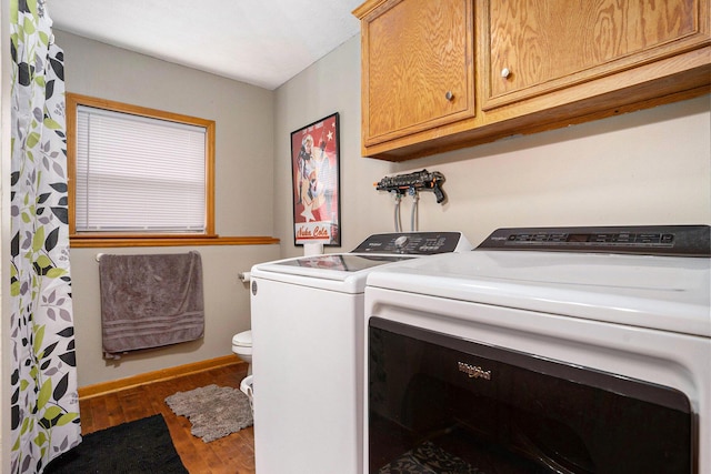 laundry room with laundry area, baseboards, wood finished floors, and independent washer and dryer