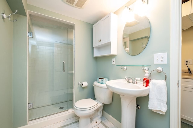 full bathroom with visible vents, baseboards, toilet, a shower stall, and a sink