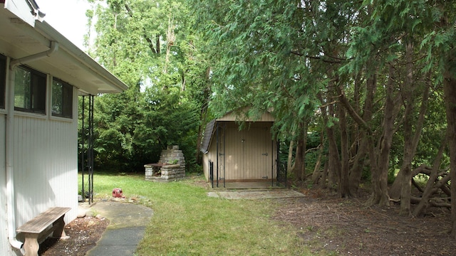 view of yard featuring a storage unit and an outdoor structure