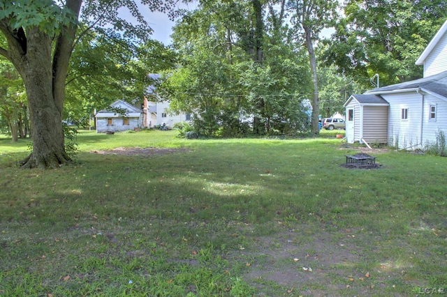 view of yard featuring a fire pit