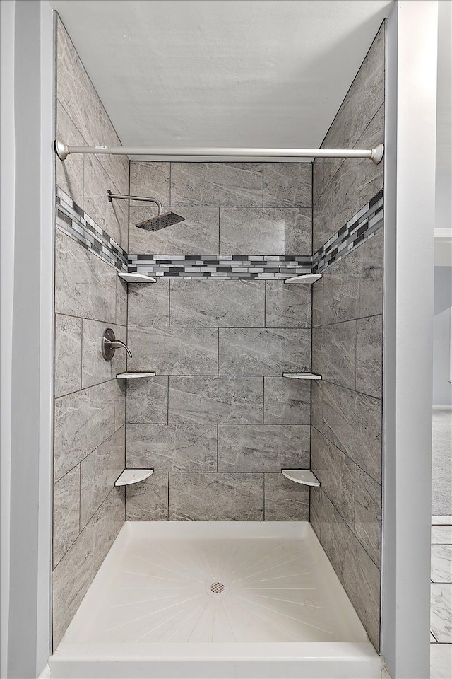 full bathroom featuring a tile shower