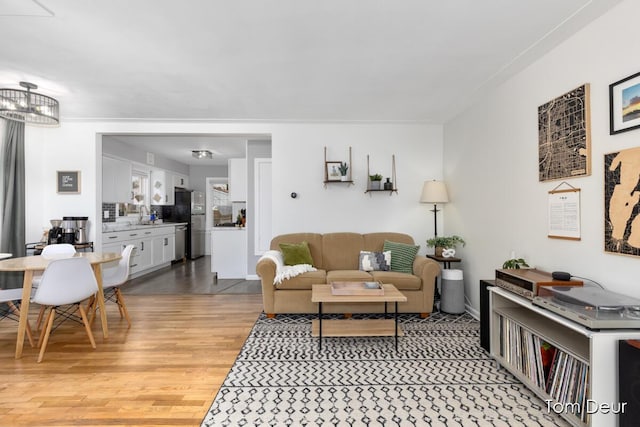 living area featuring a chandelier and light wood-style flooring