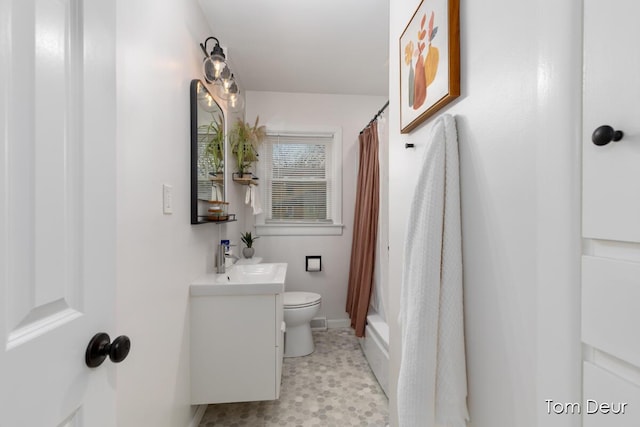 full bath featuring toilet, baseboards, a shower with shower curtain, and vanity