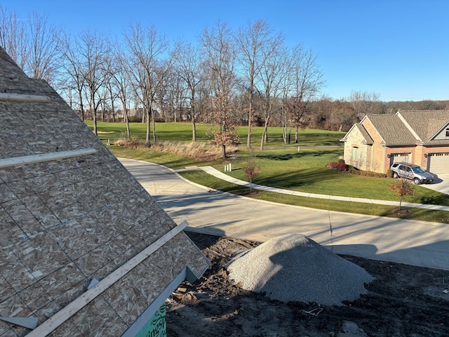 view of yard with driveway