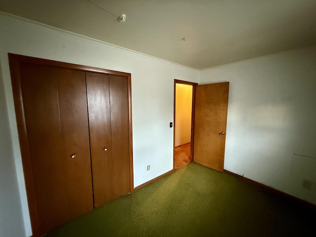 unfurnished bedroom featuring carpet, a closet, and baseboards