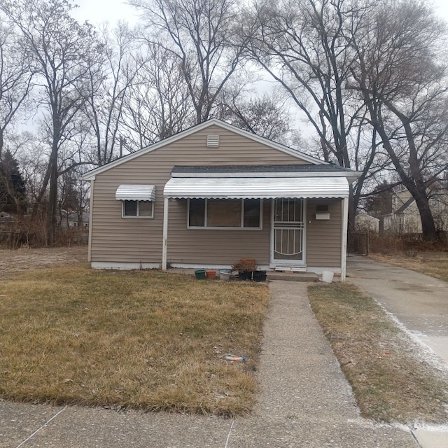 bungalow featuring a front yard