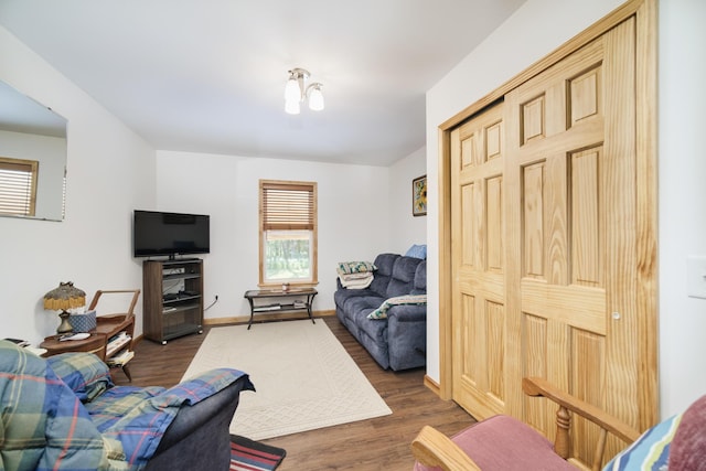 living room featuring plenty of natural light, baseboards, and wood finished floors