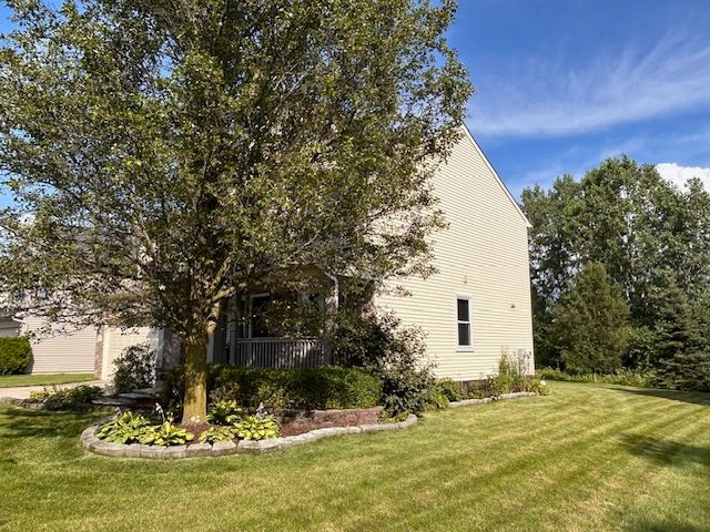 view of side of property featuring a yard