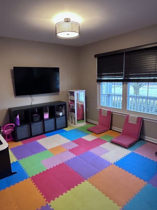 recreation room featuring baseboards