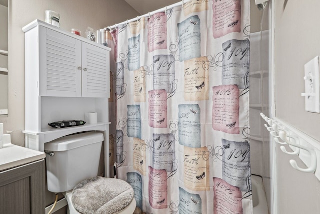 bathroom featuring a shower with curtain and vanity