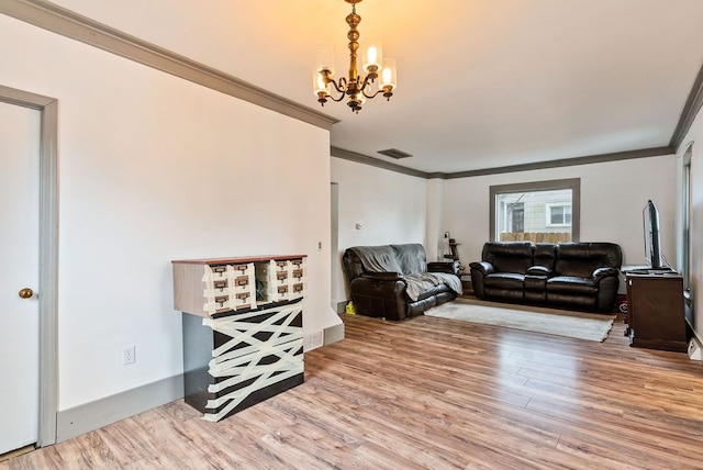 living room with visible vents, crown molding, an inviting chandelier, and wood finished floors