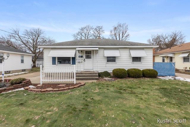 bungalow-style house featuring a front lawn