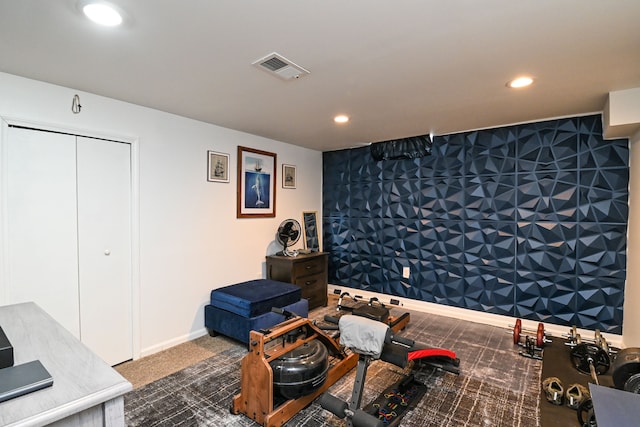 living area with visible vents, baseboards, an accent wall, carpet, and recessed lighting