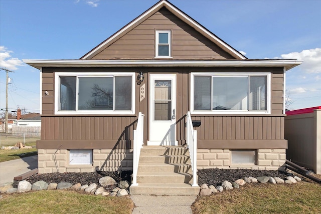 view of front of home with entry steps and fence