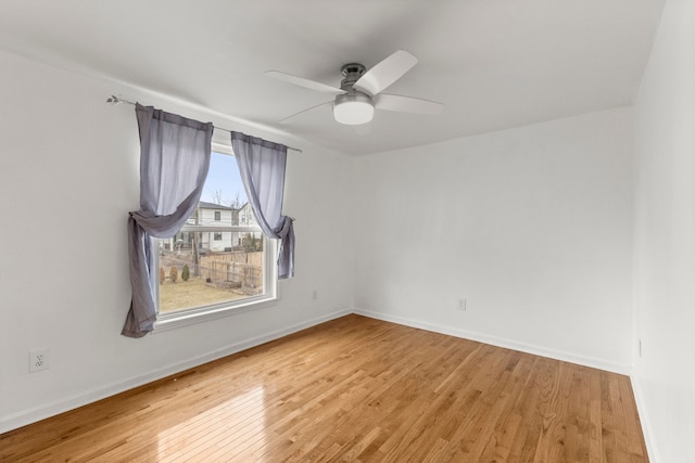 unfurnished room featuring light wood-style flooring, baseboards, and ceiling fan