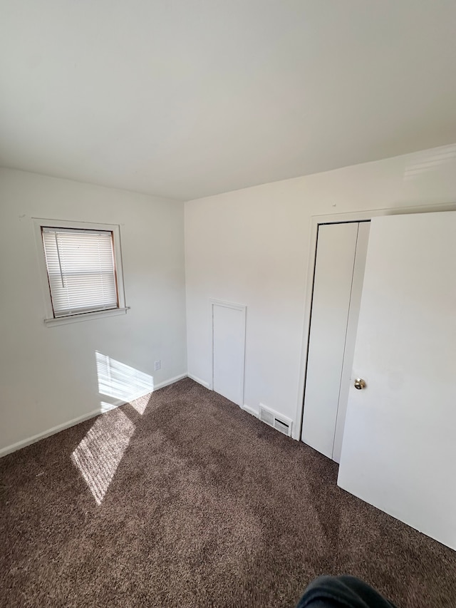 unfurnished room featuring carpet floors and visible vents