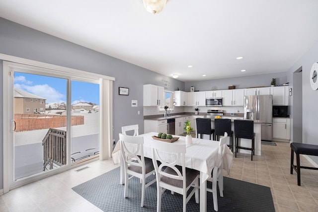 dining area featuring recessed lighting, visible vents, and baseboards