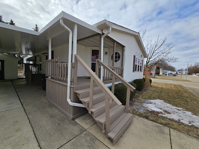 entrance to property featuring covered porch