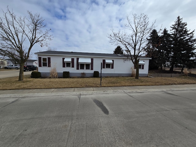 manufactured / mobile home with a front yard