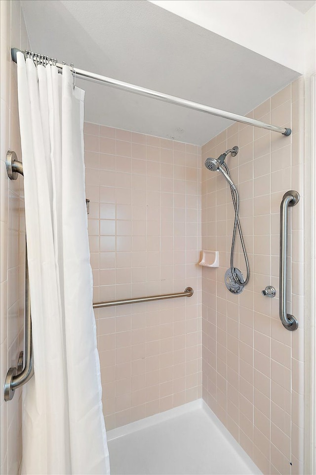 full bathroom featuring tiled shower