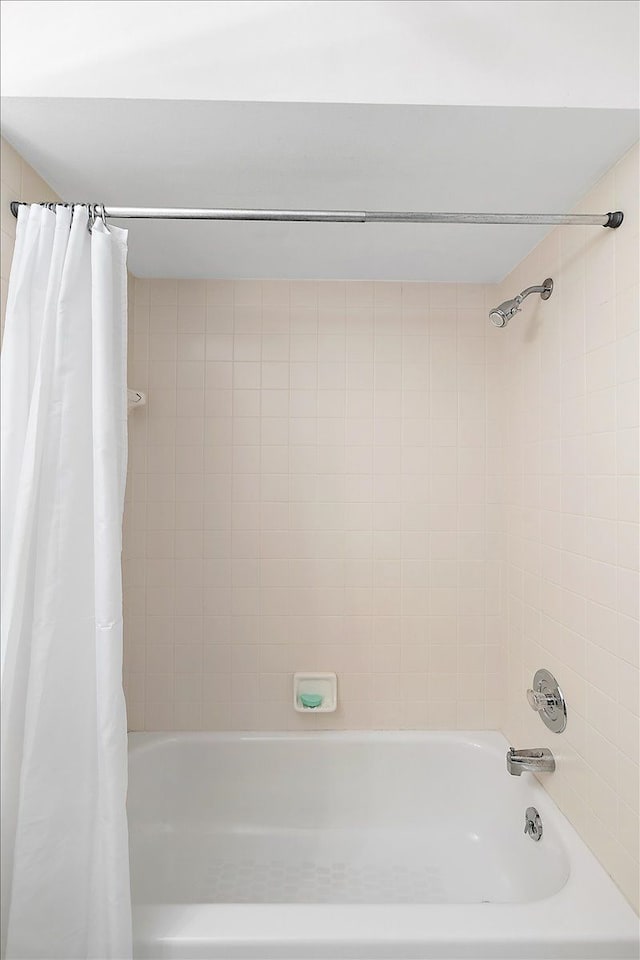 bathroom featuring shower / bath combo