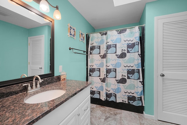 full bath featuring visible vents, curtained shower, and vanity