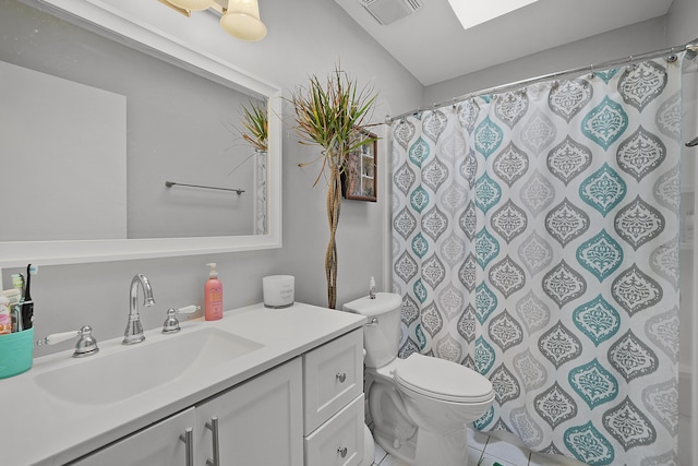 full bath with curtained shower, toilet, a skylight, vanity, and visible vents