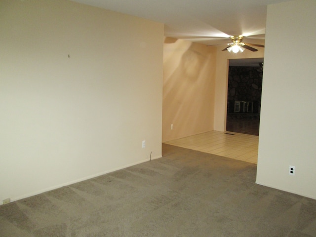 carpeted empty room featuring ceiling fan