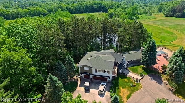 bird's eye view with a view of trees