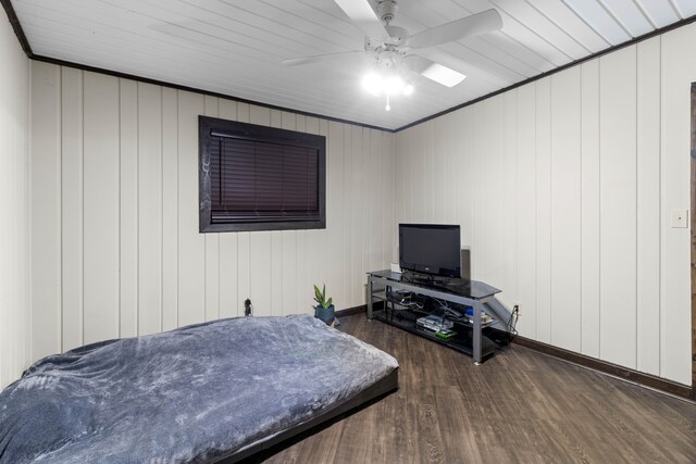 bedroom featuring wood finished floors and a ceiling fan