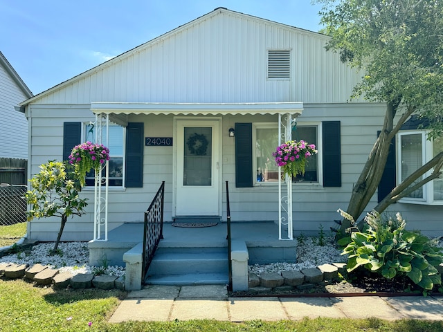 bungalow-style house featuring fence