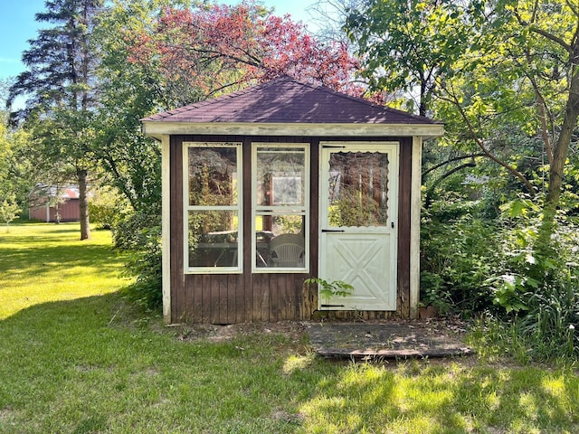 view of outdoor structure with an outbuilding