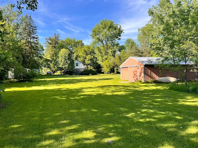 view of yard featuring an outbuilding and an outdoor structure