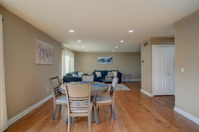 dining space featuring recessed lighting, visible vents, baseboards, and light wood-style floors