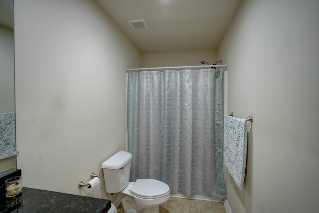 bathroom featuring a shower with curtain, toilet, and visible vents