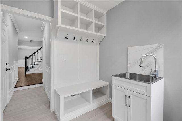 mudroom featuring a sink, light wood-style flooring, and recessed lighting