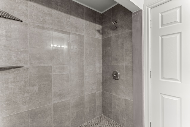 full bathroom featuring a tile shower